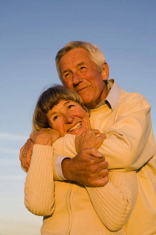 西方人,老年人,两个人,家庭,夫妻,站,抱,笑,微笑,露齿笑,竖图,室外,白天,仰视,爱情,旅游,度假,欧洲,欧洲人,阴影,服装,光线,影子,浪漫,注视,娱乐,衣服,蓝色,蓝天,天空,阳光,天,观察,看,站着,享受,休闲,温暖,温馨,一家人,恩爱,放松,恋人,服饰,晴朗,抱着,观看,和睦,察看,搂着,衣着,穿着,关注,万里无云,衣饰,老年男性,老年女性,男人,男性,女人,女性,白种人,夫妇,情侣,晴空,晴空万里,怀抱,搂,搂抱,玩耍,相抱,拥抱,站立,半身,彩图,低角度拍摄,伴侣,融洽