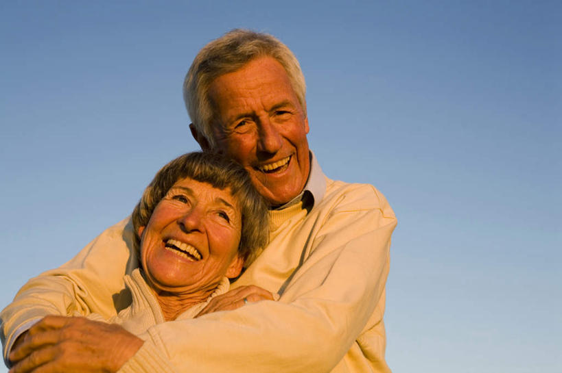 西方人,老年人,两个人,家庭,夫妻,站,抱,笑,微笑,露齿笑,横图,室外,白天,仰视,爱情,旅游,度假,欧洲,欧洲人,阴影,服装,光线,影子,浪漫,注视,娱乐,衣服,蓝色,蓝天,天空,阳光,天,观察,看,站着,享受,休闲,温暖,温馨,一家人,恩爱,放松,恋人,服饰,晴朗,抱着,观看,和睦,察看,搂着,衣着,穿着,关注,万里无云,衣饰,老年男性,老年女性,男人,男性,女人,女性,白种人,夫妇,情侣,晴空,晴空万里,怀抱,搂,搂抱,玩耍,相抱,拥抱,站立,半身,彩图,低角度拍摄,伴侣,融洽