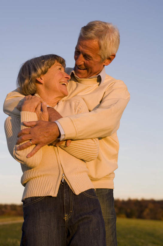 西方人,老年人,两个人,家庭,夫妻,站,抱,笑,微笑,露齿笑,竖图,室外,白天,正面,爱情,旅游,度假,欧洲,欧洲人,阴影,服装,光线,影子,浪漫,注视,娱乐,衣服,蓝色,蓝天,天空,阳光,天,观察,看,站着,享受,休闲,温暖,温馨,一家人,恩爱,放松,恋人,服饰,晴朗,抱着,观看,和睦,察看,搂着,衣着,穿着,关注,万里无云,衣饰,老年男性,老年女性,男人,男性,女人,女性,白种人,夫妇,情侣,晴空,晴空万里,怀抱,搂,搂抱,玩耍,相抱,拥抱,站立,半身,彩图,伴侣,融洽