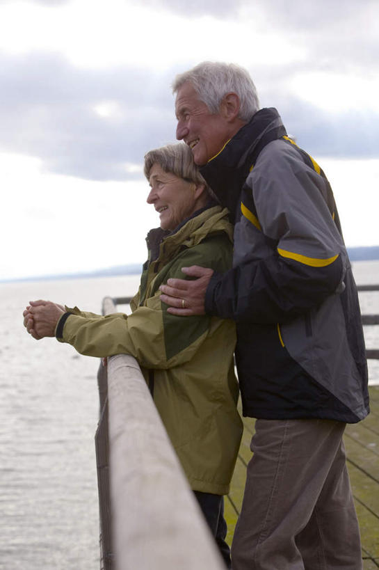 西方人,老年人,两个人,家庭,夫妻,栏杆,码头,站,竖图,室外,白天,侧面,爱情,旅游,度假,湖,湖泊,水,港口,欧洲,欧洲人,波纹,远视,远眺,服装,木板,栅栏,湖面,水流,水面,云,云朵,围栏,桥,木桥,涟漪,浪漫,云彩,注视,娱乐,护栏,栈桥,衣服,白云,倒影,蓝天,水纹,天空,波浪,湖水,天,观察,看,站着,享受,休闲,温暖,温馨,一家人,恩爱,放松,恋人,服饰,观看,人行桥,木板桥,和睦,察看,倒映,衣着,穿着,关注,水晕,衣饰,反照,老年男性,老年女性,男人,男性,女人,女性,白种人,夫妇,情侣,玩耍,站立,半身,彩图,摆渡口,埠头,渡口,渡头,港湾,海港,货运码头,口岸,商港,伴侣,融洽