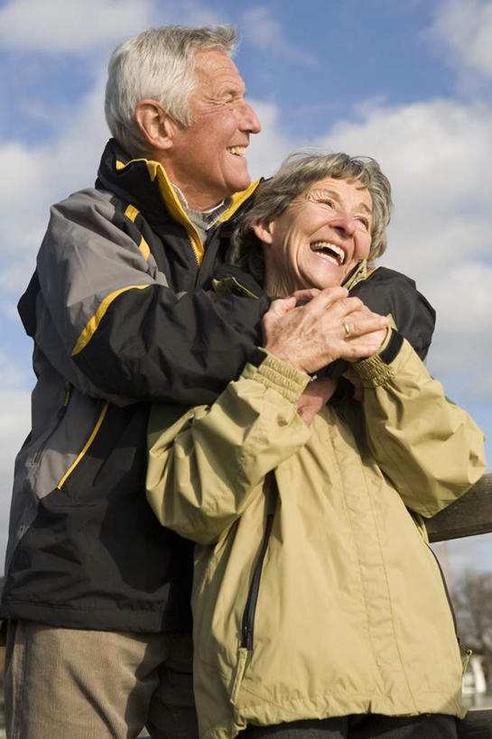 西方人,老年人,两个人,家庭,夫妻,站,抱,笑,微笑,露齿笑,竖图,室外,白天,仰视,爱情,旅游,度假,欧洲,欧洲人,服装,云,云朵,浪漫,云彩,注视,娱乐,衣服,白云,蓝天,天空,天,观察,看,站着,享受,休闲,温暖,温馨,一家人,恩爱,放松,恋人,服饰,抱着,观看,和睦,察看,搂着,衣着,穿着,关注,衣饰,老年男性,老年女性,男人,男性,女人,女性,白种人,夫妇,情侣,怀抱,搂,搂抱,玩耍,相抱,拥抱,站立,半身,彩图,低角度拍摄,伴侣,融洽