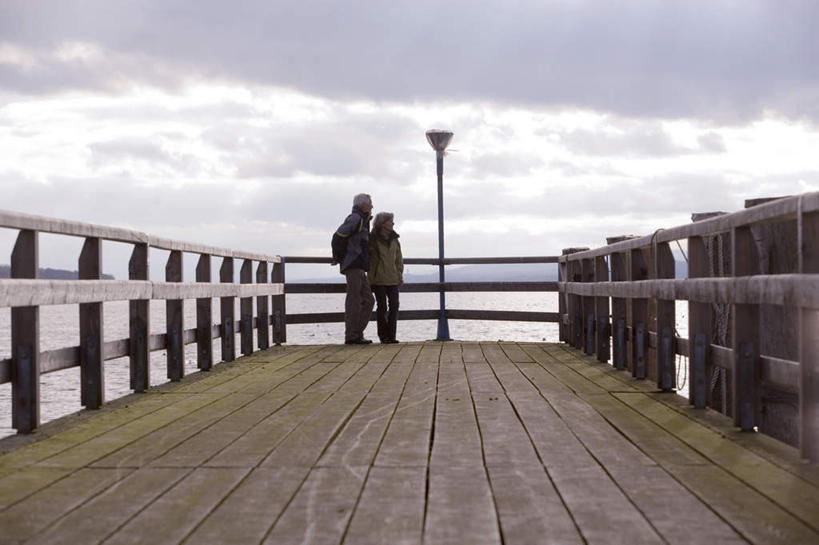 西方人,老年人,两个人,家庭,夫妻,栏杆,码头,站,横图,室外,白天,正面,爱情,旅游,度假,港口,欧洲,欧洲人,远视,远眺,服装,木板,栅栏,云,云朵,围栏,桥,木桥,浪漫,云彩,注视,娱乐,护栏,栈桥,衣服,白云,蓝天,天空,天,观察,看,站着,享受,休闲,温暖,温馨,一家人,恩爱,放松,恋人,服饰,观看,人行桥,木板桥,和睦,察看,衣着,穿着,关注,衣饰,老年男性,老年女性,男人,男性,女人,女性,白种人,夫妇,情侣,玩耍,站立,彩图,全身,摆渡口,埠头,渡口,渡头,港湾,海港,货运码头,口岸,商港,伴侣,融洽