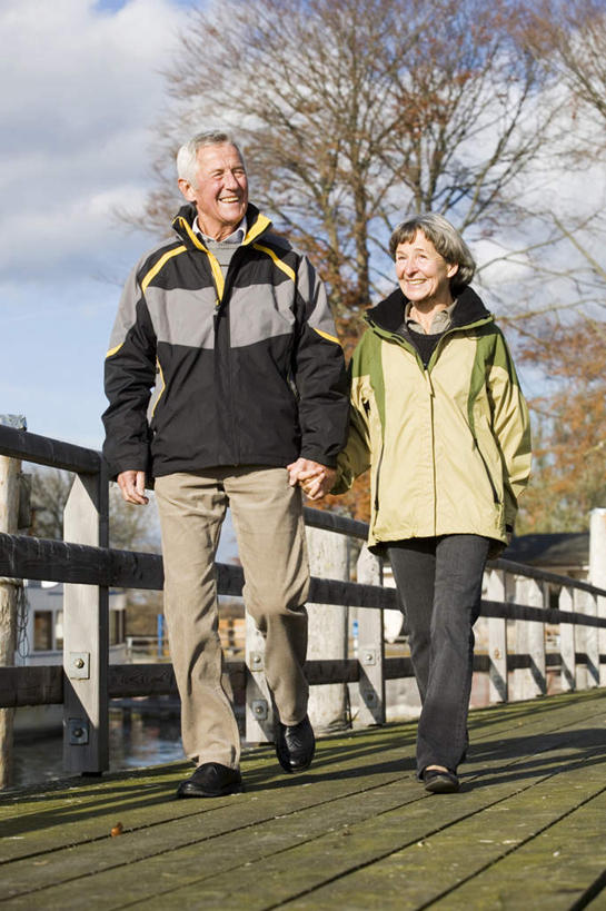 西方人,老年人,两个人,家庭,夫妻,码头,站,握手,竖图,室外,白天,正面,爱情,旅游,度假,树林,植物,道路,港口,路,公路,欧洲,欧洲人,服装,交通,浪漫,注视,娱乐,树,树木,衣服,绿色,自然,观察,看,站着,享受,休闲,温暖,温馨,一家人,恩爱,放松,恋人,服饰,生长,成长,观看,和睦,察看,衣着,穿着,关注,衣饰,老年男性,老年女性,男人,男性,女人,女性,白种人,夫妇,情侣,马路,搀手,拉手,手拉手,手握手,玩耍,站立,彩图,全身,摆渡口,埠头,渡口,渡头,港湾,海港,货运码头,口岸,商港,伴侣,融洽