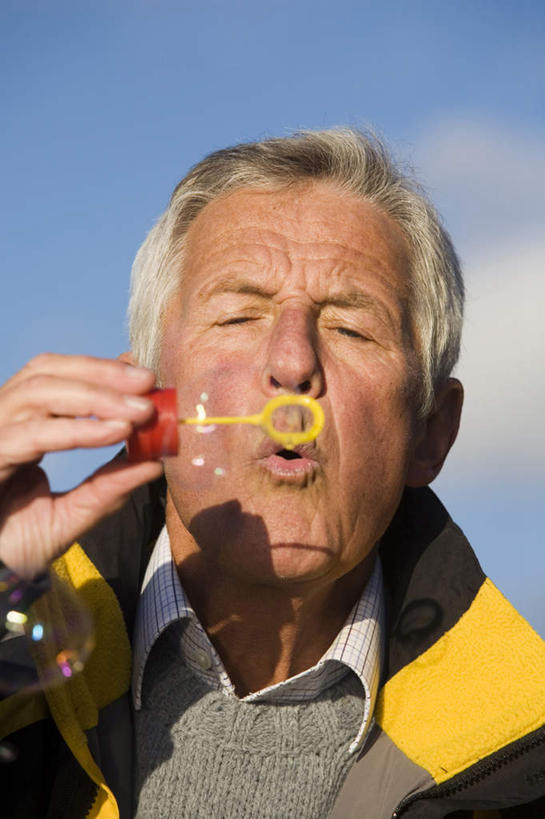 西方人,脸,头,脸颊,手,一个人,站,竖图,室外,特写,白天,仰视,旅游,度假,欧洲,欧洲人,仅一个男性,仅一个人,握,阴影,服装,光线,影子,云,云朵,拿,云彩,拿着,注视,娱乐,肩膀,衣服,蓝色,白云,蓝天,天空,阳光,天,观察,看,站着,仅一个老年男性,享受,休闲,手部,放松,握着,服饰,晴朗,观看,单手,察看,衣着,穿着,关注,泡泡机,衣饰,老年男性,男人,男性,白种人,头部,脸部,脸蛋,面部,晴空,玩耍,站立,半身,彩图,低角度拍摄