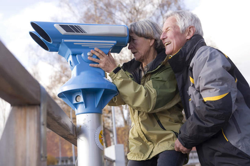 西方人,老年人,两个人,家庭,夫妻,栏杆,码头,站,横图,室外,白天,仰视,爱情,旅游,度假,仪器,科技,树林,植物,港口,欧洲,欧洲人,眺望,远视,远眺,服装,检查,研究,反射,分析,科学,望远镜,栅栏,围栏,浪漫,注视,娱乐,护栏,树,树木,衣服,绿色,自然,观察,看,站着,享受,休闲,温暖,温馨,一家人,恩爱,放松,清晰,探索,恋人,服饰,生长,放大,成长,观看,仔细,和睦,科研,察看,科学技术,瞭望,聚焦,衣着,穿着,关注,远视镜,瞭望镜,光学,清楚,衣饰,老年男性,老年女性,男人,男性,女人,女性,白种人,夫妇,情侣,玩耍,站立,半身,彩图,低角度拍摄,摆渡口,埠头,渡口,渡头,港湾,海港,货运码头,口岸,商港,伴侣,融洽,光学仪器,千里镜