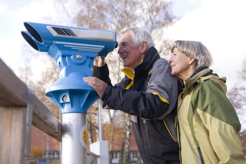 西方人,老年人,两个人,家庭,夫妻,栏杆,码头,站,横图,室外,白天,仰视,爱情,旅游,度假,仪器,科技,树林,植物,港口,欧洲,欧洲人,眺望,远视,远眺,服装,检查,研究,反射,分析,科学,望远镜,栅栏,围栏,浪漫,注视,娱乐,护栏,树,树木,衣服,绿色,自然,观察,看,站着,享受,休闲,温暖,温馨,一家人,恩爱,放松,清晰,探索,恋人,服饰,生长,放大,成长,观看,仔细,和睦,科研,察看,科学技术,瞭望,聚焦,衣着,穿着,关注,远视镜,瞭望镜,光学,清楚,衣饰,老年男性,老年女性,男人,男性,女人,女性,白种人,夫妇,情侣,玩耍,站立,半身,彩图,低角度拍摄,摆渡口,埠头,渡口,渡头,港湾,海港,货运码头,口岸,商港,伴侣,融洽,光学仪器,千里镜