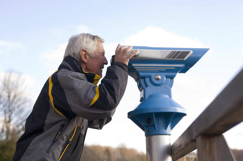 西方人,一个人,栏杆,码头,站,横图,室外,白天,仰视,旅游,度假,仪器,科技,树林,植物,港口,欧洲,欧洲人,仅一个男性,仅一个人,眺望,远视,远眺,服装,检查,研究,反射,分析,科学,望远镜,栅栏,云,云朵,围栏,云彩,注视,娱乐,护栏,树,树木,衣服,蓝色,绿色,白云,蓝天,天空,自然,天,观察,看,站着,仅一个老年男性,享受,休闲,放松,清晰,探索,服饰,生长,放大,晴朗,成长,观看,仔细,科研,察看,科学技术,瞭望,聚焦,衣着,穿着,关注,远视镜,瞭望镜,光学,清楚,衣饰,老年男性,男人,男性,白种人,晴空,玩耍,站立,半身,彩图,低角度拍摄,摆渡口,埠头,渡口,渡头,港湾,海港,货运码头,口岸,商港,光学仪器,千里镜