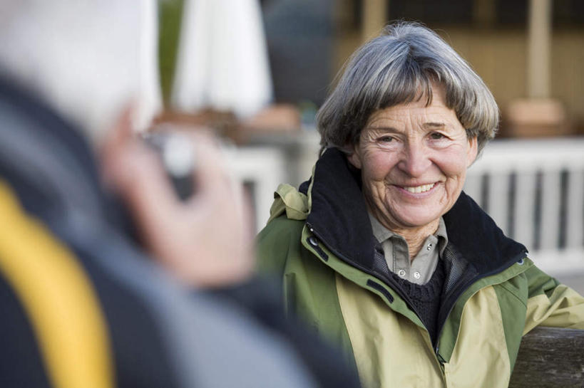 西方人,老年人,背部,两个人,家庭,夫妻,栏杆,站,笑,微笑,露齿笑,横图,室外,白天,正面,爱情,旅游,度假,相机,欧洲,欧洲人,握,服装,朦胧,模糊,栅栏,篱笆,围栏,浪漫,拿,拿着,注视,娱乐,护栏,拍照,衣服,数码相机,观察,看,站着,享受,休闲,温暖,温馨,一家人,恩爱,放松,握着,恋人,摄影,服饰,观看,和睦,察看,衣着,穿着,关注,衣饰,老年男性,老年女性,男人,男性,女人,女性,白种人,夫妇,情侣,照相机,玩耍,站立,半身,彩图,照相,伴侣,融洽