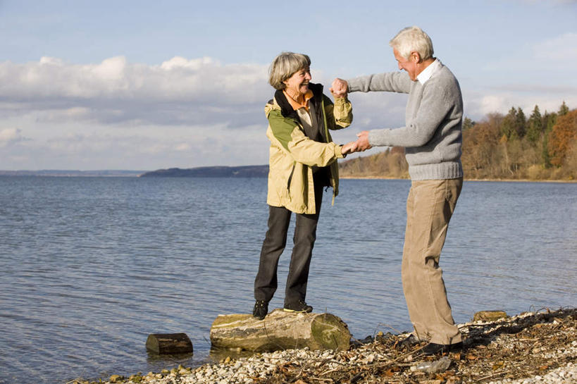 西方人,老年人,两个人,家庭,夫妻,站,握手,横图,室外,白天,侧面,爱情,旅游,度假,湖,湖泊,礁石,水,欧洲,欧洲人,阴影,波纹,服装,光线,影子,湖面,水流,水面,云,云朵,涟漪,浪漫,云彩,注视,娱乐,衣服,蓝色,白云,倒影,蓝天,水纹,天空,阳光,波浪,湖水,天,观察,看,站着,享受,休闲,温暖,温馨,一家人,恩爱,放松,恋人,服饰,晴朗,观看,和睦,察看,倒映,衣着,穿着,关注,水晕,衣饰,反照,老年男性,老年女性,男人,男性,女人,女性,白种人,夫妇,情侣,岩石,晴空,搀手,拉手,手拉手,手握手,玩耍,站立,彩图,全身,伴侣,融洽