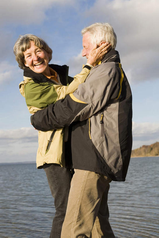 西方人,老年人,两个人,家庭,夫妻,站,抱,笑,微笑,露齿笑,竖图,室外,白天,侧面,爱情,旅游,度假,湖,湖泊,水,欧洲,欧洲人,阴影,波纹,服装,光线,影子,湖面,水流,水面,云,云朵,涟漪,浪漫,云彩,注视,娱乐,相视,衣服,蓝色,白云,倒影,蓝天,水纹,天空,阳光,波浪,湖水,天,观察,看,站着,享受,休闲,温暖,温馨,一家人,面对面,恩爱,放松,恋人,服饰,晴朗,抱着,观看,对视,和睦,察看,倒映,互视,搂着,衣着,穿着,关注,相对,相看,水晕,衣饰,反照,老年男性,老年女性,男人,男性,女人,女性,白种人,夫妇,情侣,晴空,怀抱,搂,搂抱,玩耍,相抱,拥抱,站立,半身,彩图,伴侣,融洽