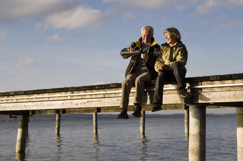 西方人,老年人,两个人,家庭,夫妻,码头,坐,笑,微笑,露齿笑,横图,室外,白天,正面,爱情,旅游,度假,湖,湖泊,水,港口,杯子,欧洲,欧洲人,握,波纹,服装,木板,湖面,水流,水面,桥,木桥,涟漪,浪漫,拿,拿着,注视,娱乐,栈桥,衣服,倒影,水纹,水杯,波浪,湖水,观察,看,享受,休闲,温暖,温馨,一家人,恩爱,放松,握着,恋人,服饰,观看,人行桥,木板桥,和睦,察看,倒映,衣着,穿着,关注,水晕,衣饰,反照,老年男性,老年女性,男人,男性,女人,女性,白种人,夫妇,情侣,茶杯,玩耍,坐着,彩图,全身,摆渡口,埠头,渡口,渡头,港湾,海港,货运码头,口岸,商港,伴侣,融洽