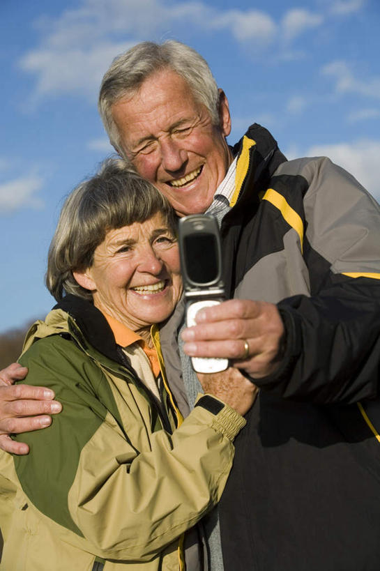 西方人,老年人,两个人,家庭,夫妻,站,笑,打电话,微笑,露齿笑,竖图,室外,白天,正面,爱情,旅游,度假,电话,手机,欧洲,欧洲人,握,阴影,服装,光线,影子,云,云朵,浪漫,拿,云彩,拿着,注视,娱乐,通讯设备,衣服,蓝色,白云,蓝天,天空,阳光,天,观察,看,站着,享受,休闲,温暖,温馨,一家人,恩爱,放松,握着,恋人,服饰,晴朗,观看,和睦,察看,衣着,穿着,关注,衣饰,交流,老年男性,老年女性,男人,男性,女人,女性,白种人,夫妇,情侣,晴空,沟通,通话,玩耍,站立,半身,彩图,伴侣,融洽