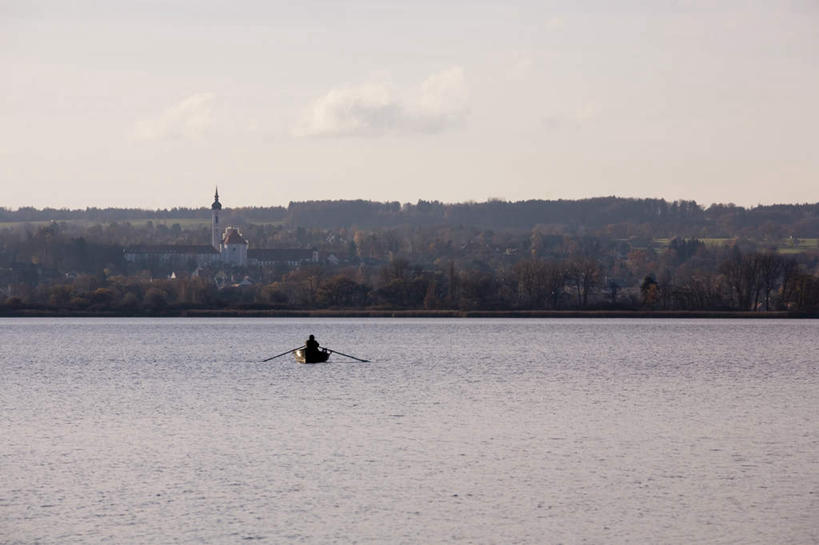 划船,西方人,一个人,坐,横图,室外,白天,锻炼,运动,湖,湖泊,山,山脉,水,欧洲,欧洲人,仅一个男性,仅一个人,握,波纹,服装,船桨,湖面,山峰,水流,水面,涟漪,山峦,拿,拿着,注视,仅一个年轻男性,背面,衣服,倒影,蓝天,水纹,天空,波浪,湖水,群山,天,观察,看,握着,服饰,观看,察看,倒映,衣着,穿着,关注,水晕,衣饰,反照,体育,男人,男性,年轻男性,白种人,坐着,彩图,全身,健身