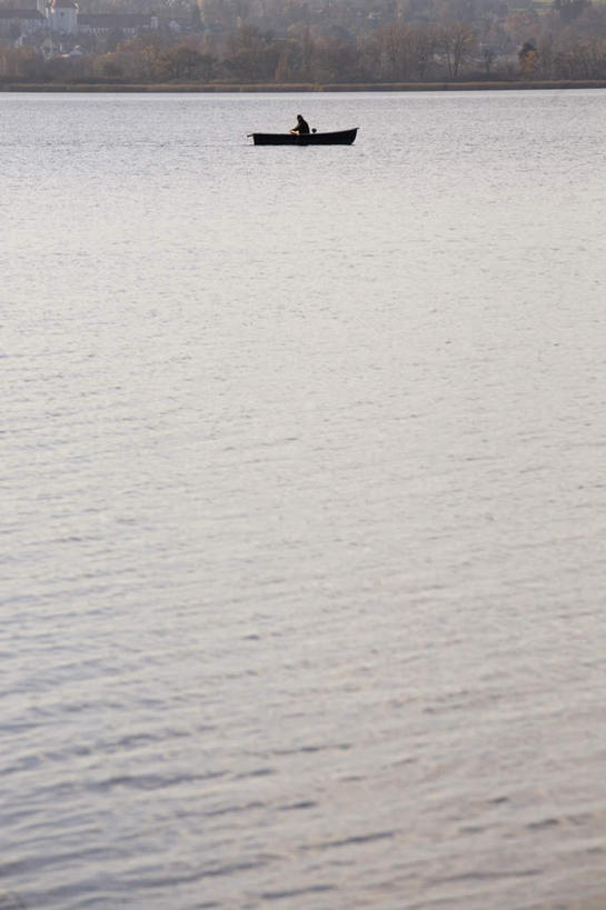 划船,西方人,一个人,坐,竖图,室外,白天,侧面,锻炼,运动,湖,湖泊,山,山脉,水,欧洲,欧洲人,仅一个男性,仅一个人,握,波纹,服装,船桨,湖面,山峰,水流,水面,涟漪,山峦,拿,拿着,注视,仅一个年轻男性,衣服,倒影,蓝天,水纹,天空,波浪,湖水,群山,天,观察,看,握着,服饰,观看,察看,倒映,衣着,穿着,关注,水晕,衣饰,反照,体育,男人,男性,年轻男性,白种人,坐着,彩图,全身,健身