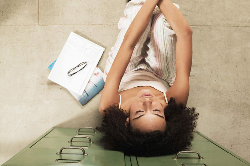 西方人,一个人,商务人士,商务女性,坐,横图,俯视,室内,白天,柜子,欧洲,欧洲人,仅一个年轻女性,仅一个女性,仅一个人,套装,服装,材料,档案,文件,眼镜,储物柜,注视,衣服,资料,观察,看,服饰,观看,察看,衣着,储存,穿着,关注,文档,商务装,近视眼镜,工薪阶层,衣饰,储备,蕴藏,贮备,年轻女性,女人,女性,白种人,白领,上班族,坐着,半身,彩图,高角度拍摄,贮存