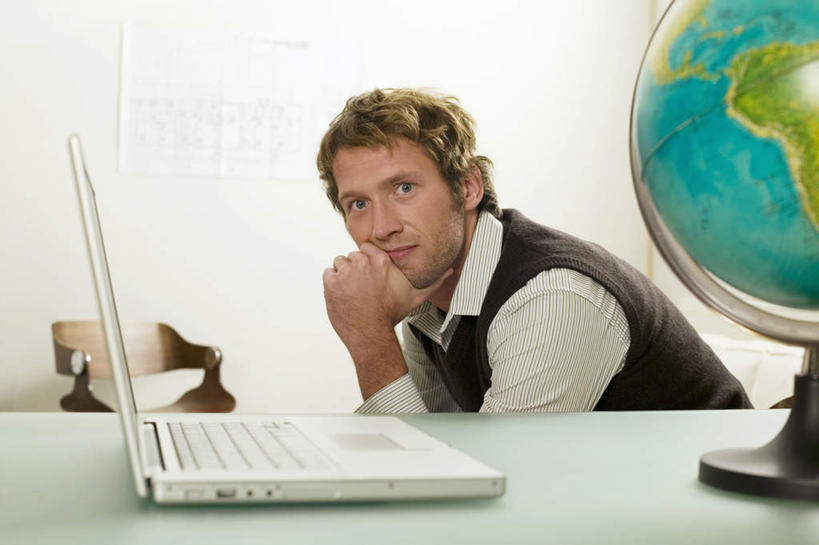 西方人,一个人,商务人士,商务男性,办公室,坐,横图,室内,白天,侧面,衬衫,电脑,笔记本电脑,仪器,海洋,桌子,地图,欧洲,欧洲人,仅一个男性,仅一个人,撑,套装,服装,网格,网络,地球仪,线条,世界地图,办公桌,地球,陆地,全球,托腮,注视,通讯设备,球,仅一个年轻男性,衣服,经纬线,模型,观察,看,托,球体,地理,国家,服饰,观看,大陆,察看,世界,无线,衣着,穿着,关注,托下巴,通信设备,商务装,无线网络,纬线,版图,经线,无线上网,便携式电脑,工薪阶层,经纬仪,地理学,衣饰,手提电脑,男人,男性,年轻男性,白种人,白领,上班族,坐着,半身,彩图,衬衣,大洋,大洲