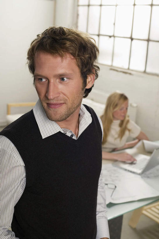 西方人,两个人,同事,商务人士,商务男性,商务女性,办公室,站,坐,竖图,室内,白天,正面,衬衫,成功,合作,团队,集体,信心,电脑,笔记本电脑,窗户,桌子,欧洲,欧洲人,戴,套装,服装,网络,眼镜,办公桌,注视,通讯设备,队伍,玻璃窗,衣服,观察,看,站着,服饰,观看,察看,无线,领导,衣着,成就,穿着,关注,通信设备,商务装,无线网络,合伙,领袖,近视眼镜,无线上网,便携式电脑,工薪阶层,衣饰,手提电脑,男人,男性,年轻男性,年轻女性,女人,女性,白种人,白领,上班族,站立,坐着,半身,彩图,衬衣