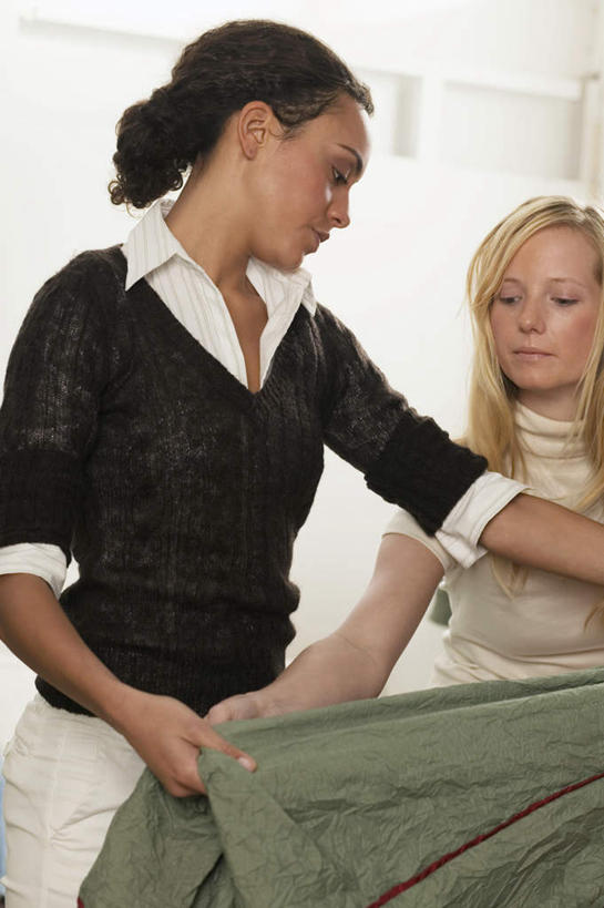 西方人,两个人,同事,商务人士,设计师,商务女性,办公室,站,竖图,室内,白天,正面,成功,合作,团队,集体,信心,桌子,欧洲,欧洲人,握,套装,服装,测量,布料,办公桌,拿,拿着,注视,队伍,衣服,观察,看,站着,握着,服饰,观看,察看,领导,衣着,成就,穿着,关注,商务装,合伙,领袖,工薪阶层,衣饰,年轻女性,女人,女性,白种人,白领,上班族,设计,设计家,设计者,站立,半身,彩图