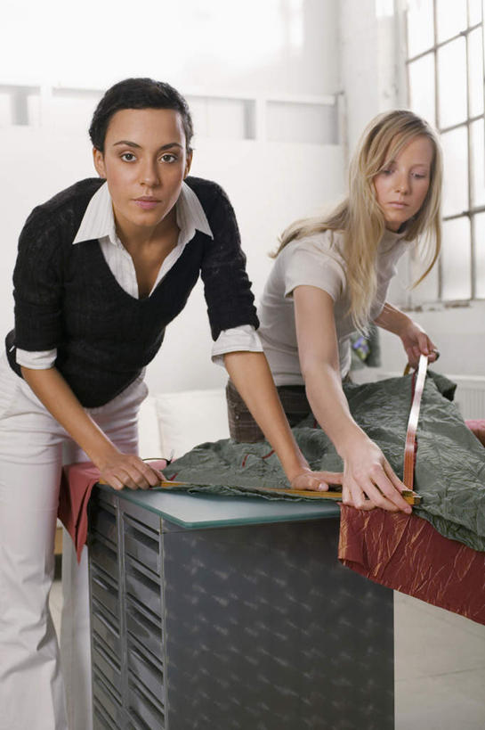 西方人,两个人,同事,商务人士,设计师,商务女性,办公室,站,竖图,室内,白天,正面,成功,合作,团队,集体,信心,桌子,欧洲,欧洲人,握,花纹,套装,服装,测量,布,皮尺,图案,刻度,办公桌,拿,拿着,注视,队伍,衣服,红色,尺,观察,看,站着,握着,服饰,观看,测量工具,布匹,尺子,察看,领导,腰围尺,衣着,成就,穿着,关注,商务装,合伙,领袖,工薪阶层,量具,量仪,塑料卷尺,服装尺,裁缝尺,衣饰,年轻女性,女人,女性,白种人,白领,上班族,设计,设计家,设计者,站立,半身,彩图