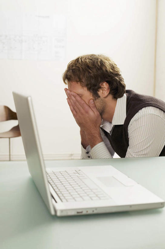 西方人,一个人,商务人士,商务男性,办公室,坐,竖图,室内,白天,侧面,衬衫,电脑,笔记本电脑,桌子,欧洲,欧洲人,仅一个男性,仅一个人,套装,服装,网络,办公桌,通讯设备,仅一个年轻男性,衣服,思考,遮,服饰,无线,遮挡,衣着,穿着,通信设备,商务装,无线网络,无线上网,便携式电脑,工薪阶层,遮盖,遮蔽,衣饰,手提电脑,男人,男性,年轻男性,白种人,白领,上班族,坐着,半身,彩图,衬衣