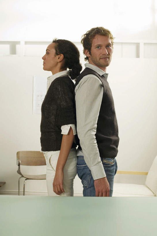 西方人,两个人,商务人士,商务男性,商务女性,办公室,站,竖图,室内,白天,侧面,衬衫,桌子,欧洲,欧洲人,套装,服装,办公桌,注视,衣服,观察,看,站着,背靠背,服饰,观看,察看,衣着,穿着,关注,商务装,工薪阶层,衣饰,男人,男性,年轻男性,年轻女性,女人,女性,白种人,白领,上班族,站立,半身,彩图,衬衣