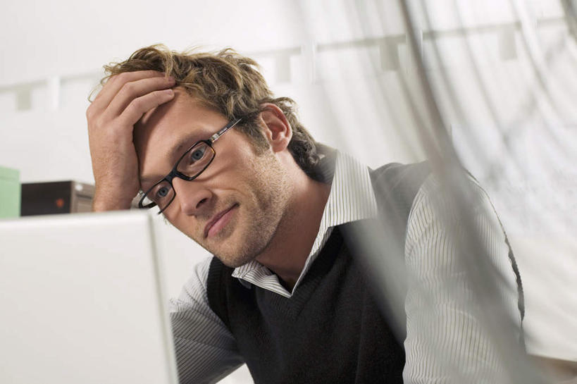 西方人,一个人,商务人士,商务男性,坐,摸,横图,室内,白天,正面,衬衫,电脑,笔记本电脑,桌子,欧洲,欧洲人,仅一个男性,仅一个人,戴,抚摸,套装,服装,网络,电器,眼镜,办公桌,风扇,夏季,清凉,注视,凉爽,通讯设备,仅一个年轻男性,衣服,夏天,观察,看,服饰,电风扇,观看,电扇,察看,无线,家电,家用电器,衣着,穿着,关注,通信设备,商务装,无线网络,近视眼镜,无线上网,便携式电脑,工薪阶层,衣饰,手提电脑,男人,男性,年轻男性,白种人,白领,上班族,触摸,接触,坐着,半身,彩图,衬衣,小家电