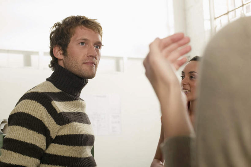 西方人,三个人,同事,商务人士,商务男性,商务女性,站,说,横图,室内,白天,正面,衬衫,成功,合作,团队,集体,信心,欧洲,欧洲人,套装,服装,注视,队伍,衣服,观察,看,站着,服饰,观看,察看,领导,衣着,成就,穿着,关注,商务装,合伙,领袖,工薪阶层,衣饰,交流,男人,男性,年轻男性,年轻女性,女人,女性,白种人,白领,上班族,沟通,讲话,交谈,说话,谈话,站立,半身,彩图,衬衣