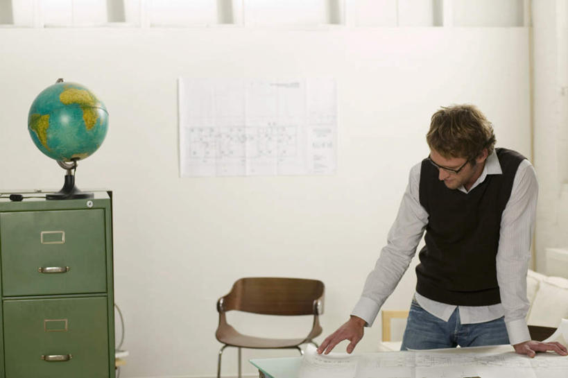 西方人,一个人,商务人士,商务男性,办公室,坐,横图,室内,白天,正面,衬衫,桌子,欧洲,欧洲人,仅一个男性,仅一个人,戴,套装,服装,图纸,眼镜,办公桌,设计图,注视,仅一个年轻男性,衣服,观察,看,服饰,观看,察看,衣着,穿着,关注,商务装,工程图,草图,近视眼镜,蓝图,工薪阶层,衣饰,男人,男性,年轻男性,白种人,白领,上班族,设计,坐着,半身,彩图,衬衣