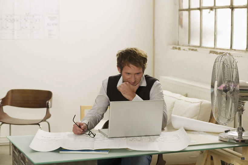 西方人,一个人,商务人士,商务男性,坐,横图,室内,白天,正面,衬衫,电脑,笔记本电脑,桌子,欧洲,欧洲人,仅一个男性,仅一个人,握,套装,服装,网络,电器,图纸,眼镜,办公桌,风扇,设计图,夏季,清凉,拿,拿着,注视,凉爽,通讯设备,仅一个年轻男性,衣服,夏天,观察,看,握着,服饰,电风扇,观看,电扇,察看,无线,家电,家用电器,衣着,穿着,关注,通信设备,商务装,无线网络,工程图,草图,近视眼镜,蓝图,无线上网,便携式电脑,工薪阶层,衣饰,手提电脑,男人,男性,年轻男性,白种人,白领,上班族,设计,坐着,半身,彩图,衬衣,小家电