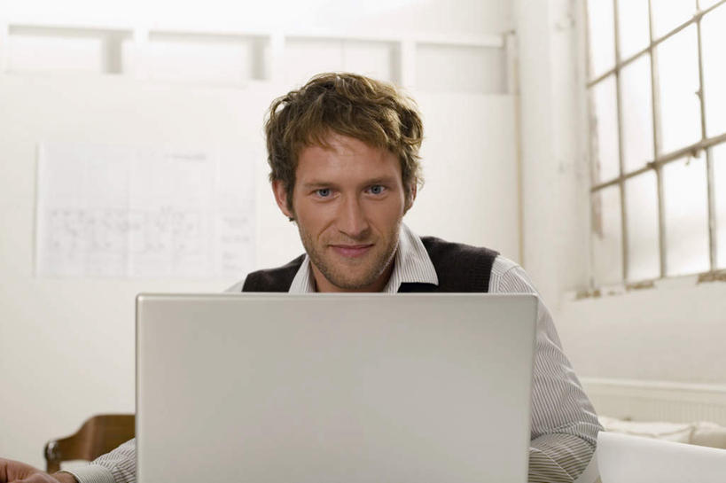 西方人,一个人,商务人士,商务男性,坐,横图,室内,白天,正面,衬衫,电脑,笔记本电脑,窗户,桌子,欧洲,欧洲人,仅一个男性,仅一个人,套装,服装,网络,办公桌,注视,通讯设备,玻璃窗,仅一个年轻男性,衣服,观察,看,服饰,观看,察看,无线,衣着,穿着,关注,通信设备,商务装,无线网络,无线上网,便携式电脑,工薪阶层,衣饰,手提电脑,男人,男性,年轻男性,白种人,白领,上班族,坐着,半身,彩图,衬衣