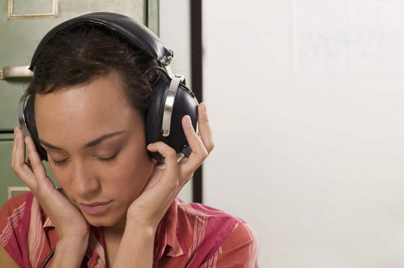 西方人,一个人,商务人士,商务女性,坐,横图,室内,白天,正面,通讯,客服,柜子,欧洲,欧洲人,仅一个年轻女性,仅一个女性,仅一个人,握,套装,服装,信息,储物柜,拿,话务员,拿着,注视,衣服,耳机,耳麦,话筒,观察,看,服务,握着,通信,服饰,观看,协调,察看,麦克风,头戴式耳麦,衣着,储存,穿着,关注,销售,商务装,工薪阶层,客服人员,电话销售,接待员,衣饰,储备,蕴藏,贮备,年轻女性,女人,女性,白种人,白领,接线员,上班族,坐着,半身,彩图,贮存,头戴式耳机