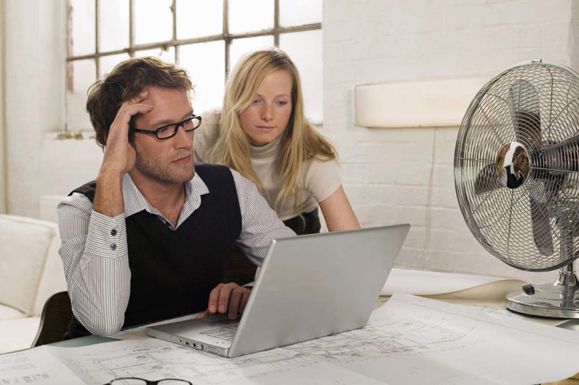 西方人,两个人,同事,商务人士,商务男性,商务女性,坐,横图,室内,白天,正面,衬衫,成功,合作,团队,集体,信心,电脑,笔记本电脑,窗户,桌子,欧洲,欧洲人,套装,服装,网络,图纸,办公桌,设计图,注视,通讯设备,队伍,玻璃窗,衣服,观察,看,服饰,观看,察看,无线,领导,衣着,成就,穿着,关注,通信设备,商务装,无线网络,合伙,领袖,工程图,草图,蓝图,无线上网,便携式电脑,工薪阶层,衣饰,手提电脑,男人,男性,年轻男性,年轻女性,女人,女性,白种人,白领,上班族,设计,坐着,半身,彩图,衬衣