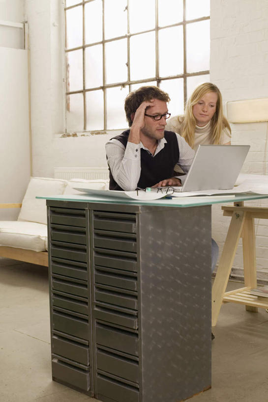 西方人,两个人,同事,商务人士,商务男性,商务女性,坐,竖图,室内,白天,正面,衬衫,成功,合作,团队,集体,信心,电脑,笔记本电脑,窗户,桌子,欧洲,欧洲人,套装,服装,网络,图纸,办公桌,设计图,注视,通讯设备,队伍,玻璃窗,衣服,观察,看,服饰,观看,察看,无线,领导,衣着,成就,穿着,关注,通信设备,商务装,无线网络,合伙,领袖,工程图,草图,蓝图,无线上网,便携式电脑,工薪阶层,衣饰,手提电脑,男人,男性,年轻男性,年轻女性,女人,女性,白种人,白领,上班族,设计,坐着,彩图,全身,衬衣