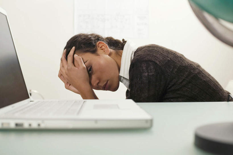 西方人,一个人,商务人士,商务女性,坐,摸,横图,室内,白天,侧面,电脑,笔记本电脑,欧洲,欧洲人,仅一个年轻女性,仅一个女性,仅一个人,抚摸,套装,服装,网络,注视,通讯设备,衣服,观察,看,服饰,观看,察看,无线,衣着,穿着,关注,通信设备,商务装,无线网络,无线上网,便携式电脑,工薪阶层,衣饰,手提电脑,年轻女性,女人,女性,白种人,白领,上班族,触摸,接触,坐着,半身,彩图