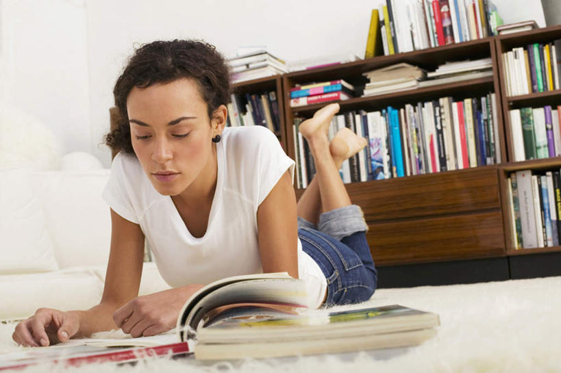 西方人,一个人,横图,俯视,室内,白天,正面,看书,阅读,柜子,书籍,欧洲,欧洲人,仅一个年轻女性,仅一个女性,仅一个人,握,学习,服装,储物柜,拿,拿着,注视,衣服,书本,书柜,观察,看,趴着,读书,浏览,握着,服饰,观看,察看,衣着,储存,穿着,关注,衣饰,储备,蕴藏,贮备,年轻女性,女人,女性,白种人,书,图书,趴,彩图,高角度拍摄,全身,贮存