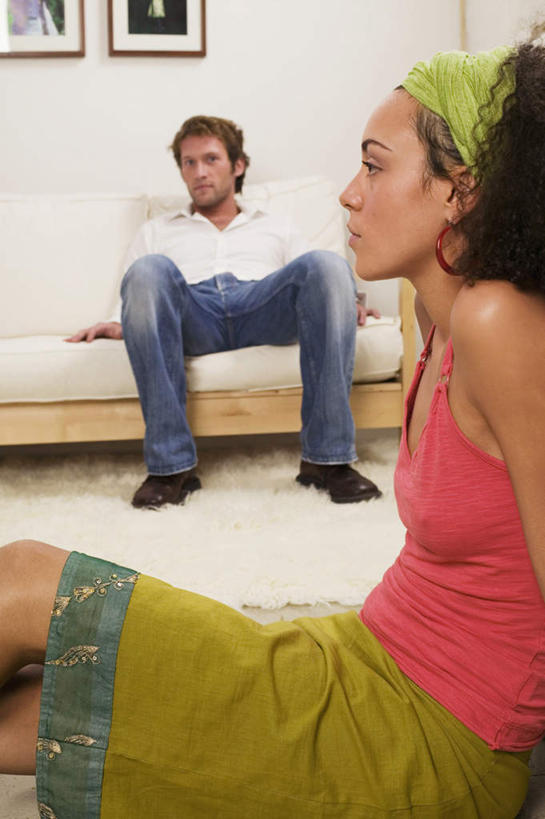 西方人,两个人,家庭,夫妻,客厅,坐,竖图,室内,白天,正面,爱情,沙发,卧室,欧洲,欧洲人,服装,装饰,浪漫,注视,画,衣服,观察,看,温暖,温馨,一家人,恩爱,恋人,服饰,观看,华丽,修饰,点缀,和睦,察看,起居室,衣着,穿着,关注,布艺沙发,衬托,美观,雅致,雅观,衣饰,客堂,男人,男性,年轻男性,年轻女性,女人,女性,白种人,情侣,装饰画,坐着,半身,彩图,睡房,卧房,伴侣,融洽