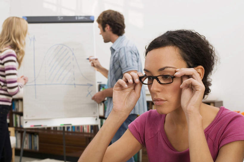 西方人,三个人,同事,商务人士,商务男性,商务女性,办公室,站,坐,说,横图,室内,白天,正面,衬衫,成功,合作,团队,集体,信心,欧洲,欧洲人,握,套装,服装,眼镜,拿,拿着,注视,队伍,衣服,白板,观察,看,站着,握着,服饰,观看,察看,领导,衣着,成就,穿着,关注,商务装,记录板,合伙,领袖,近视眼镜,工薪阶层,记事板,衣饰,交流,男人,男性,年轻男性,年轻女性,女人,女性,白种人,白领,上班族,沟通,讲话,交谈,说话,谈话,站立,坐着,半身,彩图,衬衣