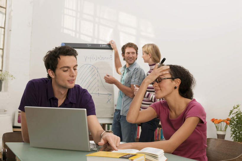 西方人,三个人,同事,商务人士,商务男性,商务女性,办公室,站,坐,说,横图,室内,白天,正面,衬衫,成功,合作,团队,集体,信心,电脑,笔记本电脑,欧洲,欧洲人,握,套装,服装,网络,材料,档案,文件,眼镜,拿,拿着,注视,通讯设备,队伍,衣服,白板,资料,观察,看,站着,握着,服饰,观看,察看,无线,领导,衣着,成就,穿着,关注,文档,通信设备,商务装,无线网络,记录板,合伙,领袖,近视眼镜,无线上网,便携式电脑,工薪阶层,记事板,衣饰,交流,手提电脑,男人,男性,年轻男性,年轻女性,女人,女性,白种人,白领,上班族,沟通,讲话,交谈,说话,谈话,站立,坐着,半身,彩图,衬衣