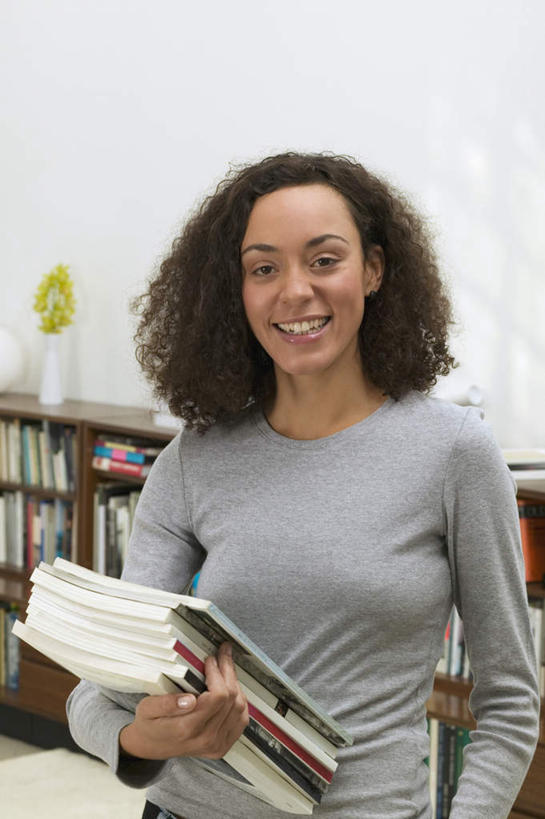 西方人,一个人,商务人士,商务女性,站,抱,笑,微笑,露齿笑,竖图,室内,白天,正面,看书,阅读,柜子,书籍,欧洲,欧洲人,仅一个年轻女性,仅一个女性,仅一个人,学习,套装,服装,储物柜,注视,衣服,书本,书柜,观察,看,站着,读书,浏览,服饰,抱着,观看,察看,衣着,储存,穿着,关注,商务装,工薪阶层,衣饰,储备,蕴藏,贮备,年轻女性,女人,女性,白种人,白领,上班族,书,图书,站立,半身,彩图,贮存