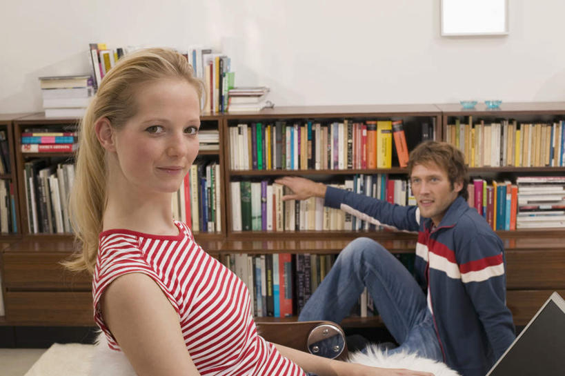 西方人,两个人,家庭,夫妻,坐,横图,室内,白天,侧面,爱情,电脑,笔记本电脑,柜子,卧室,欧洲,欧洲人,服装,网络,储物柜,浪漫,注视,通讯设备,衣服,书柜,观察,看,温暖,温馨,一家人,恩爱,恋人,服饰,观看,和睦,察看,无线,衣着,储存,穿着,关注,通信设备,无线网络,无线上网,便携式电脑,衣饰,储备,蕴藏,贮备,手提电脑,男人,男性,年轻男性,年轻女性,女人,女性,白种人,情侣,坐着,半身,彩图,睡房,卧房,伴侣,融洽,贮存