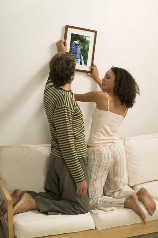 西方人,两个人,家庭,夫妻,客厅,站,竖图,室内,白天,爱情,沙发,欧洲,欧洲人,握,服装,装饰,浪漫,拿,拿着,注视,画,背面,衣服,观察,看,站着,温暖,温馨,一家人,恩爱,握着,恋人,服饰,观看,华丽,修饰,点缀,和睦,察看,起居室,衣着,穿着,关注,布艺沙发,衬托,美观,雅致,雅观,衣饰,客堂,男人,男性,年轻男性,年轻女性,女人,女性,白种人,情侣,装饰画,站立,彩图,全身,伴侣,融洽