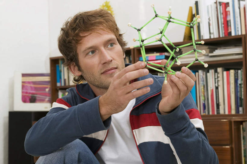 西方人,一个人,商务人士,商务男性,坐,横图,室内,白天,正面,衬衫,分子,柜子,欧洲,欧洲人,仅一个男性,仅一个人,握,套装,服装,化学,储物柜,拿,拿着,注视,仅一个年轻男性,衣服,模型,书柜,观察,看,握着,服饰,观看,察看,分子结构,衣着,原子,储存,穿着,关注,商务装,工薪阶层,粒子,衣饰,储备,蕴藏,贮备,分子几何,分子立体结构,分子形状,男人,男性,年轻男性,白种人,白领,上班族,坐着,半身,彩图,衬衣,贮存