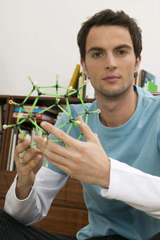 西方人,胡须,一个人,商务人士,商务男性,坐,竖图,室内,白天,正面,衬衫,分子,柜子,欧洲,欧洲人,仅一个男性,仅一个人,握,套装,服装,化学,储物柜,拿,拿着,注视,仅一个年轻男性,衣服,模型,书柜,观察,看,握着,服饰,观看,察看,分子结构,衣着,原子,储存,穿着,关注,商务装,工薪阶层,粒子,衣饰,储备,蕴藏,贮备,分子几何,分子立体结构,分子形状,男人,男性,年轻男性,白种人,胡子,小胡子,白领,上班族,坐着,半身,彩图,衬衣,贮存