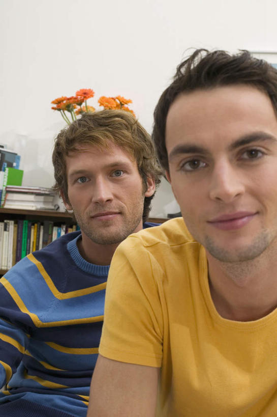 西方人,两个人,家庭,伙伴,朋友,坐,笑,微笑,竖图,室内,白天,正面,友谊,卧室,欧洲,欧洲人,服装,注视,衣服,观察,看,温暖,温馨,一家人,服饰,观看,和睦,察看,衣着,穿着,关注,衣饰,友情,男人,男性,年轻男性,白种人,坐着,半身,彩图,睡房,卧房,融洽