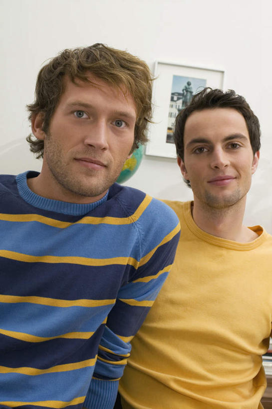 西方人,两个人,家庭,伙伴,朋友,坐,竖图,室内,白天,正面,仰视,友谊,卧室,欧洲,欧洲人,服装,装饰,注视,画,衣服,观察,看,温暖,温馨,一家人,服饰,观看,华丽,修饰,点缀,和睦,察看,衣着,穿着,关注,衬托,美观,雅致,雅观,衣饰,友情,男人,男性,年轻男性,白种人,装饰画,坐着,半身,彩图,低角度拍摄,睡房,卧房,融洽