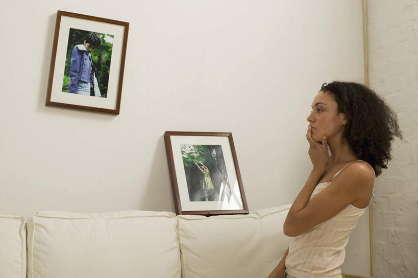 西方人,一个人,客厅,站,横图,室内,白天,侧面,沙发,卧室,欧洲,欧洲人,仅一个年轻女性,仅一个女性,仅一个人,服装,装饰,墙,注视,墙壁,墙面,画,衣服,观察,看,站着,服饰,观看,华丽,修饰,点缀,察看,起居室,衣着,穿着,关注,衬托,美观,雅致,雅观,衣饰,客堂,年轻女性,女人,女性,白种人,装饰画,站立,半身,彩图,睡房,卧房,皮沙发