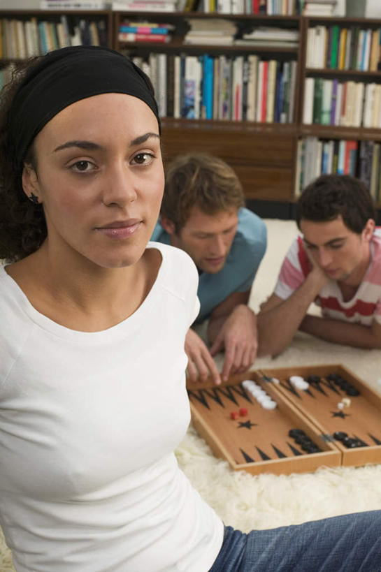 西方人,三个人,家庭,夫妻,伙伴,朋友,站,竖图,俯视,室内,白天,爱情,游戏,快乐,友谊,赌博,贪欲,比赛,竞争,地毯,欧洲,欧洲人,服装,装饰,编织,手工艺品,织物,浪漫,玩,注视,娱乐,刺激,衣服,工艺品,观察,看,趴着,站着,休闲,温暖,温馨,一家人,棋盘,恩爱,恋人,服饰,观看,活动,华丽,修饰,点缀,和睦,察看,衣着,穿着,发泄,关注,消遣,智力,双陆棋,投机,侥幸,欲望,宣泄,衬托,美观,雅致,雅观,衣饰,双陆,友情,男人,男性,年轻男性,年轻女性,女人,女性,白种人,情侣,趴,玩耍,嬉戏,站立,半身,彩图,高角度拍摄,伴侣,融洽,胜负,输赢