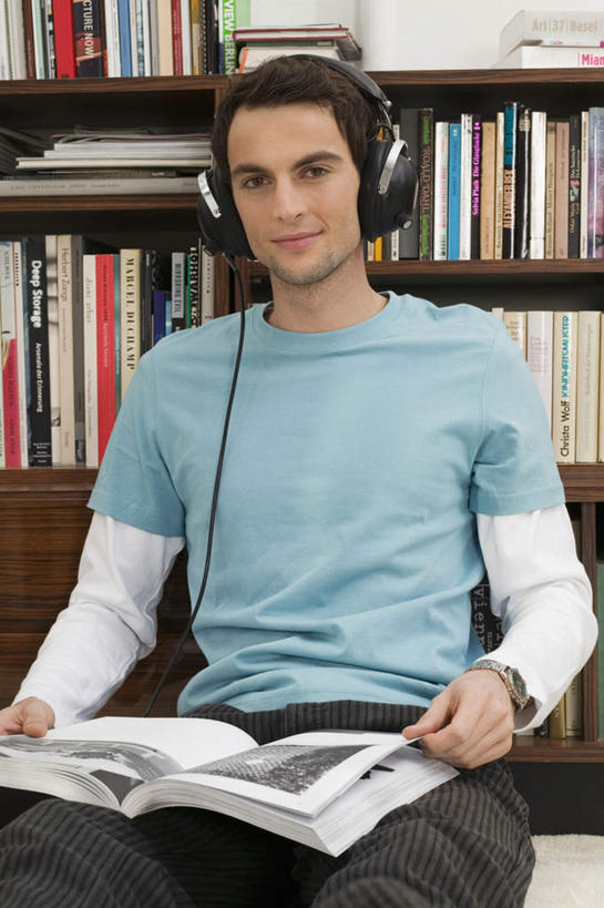 西方人,一个人,坐,竖图,室内,白天,正面,看书,阅读,快乐,满意,幸福,地毯,柜子,书房,书籍,欧洲,欧洲人,仅一个男性,仅一个人,握,学习,服装,装饰,编织,手工艺品,音响,织物,储物柜,音乐,拿,拿着,注视,娱乐,仅一个年轻男性,衣服,耳机,书本,工艺品,书柜,观察,看,享受,休闲,放松,读书,浏览,握着,服饰,观看,华丽,修饰,点缀,察看,舒适,享乐,衣着,储存,穿着,关注,衬托,美观,雅致,雅观,衣饰,储备,蕴藏,贮备,男人,男性,年轻男性,白种人,书,图书,坐着,半身,彩图,贮存