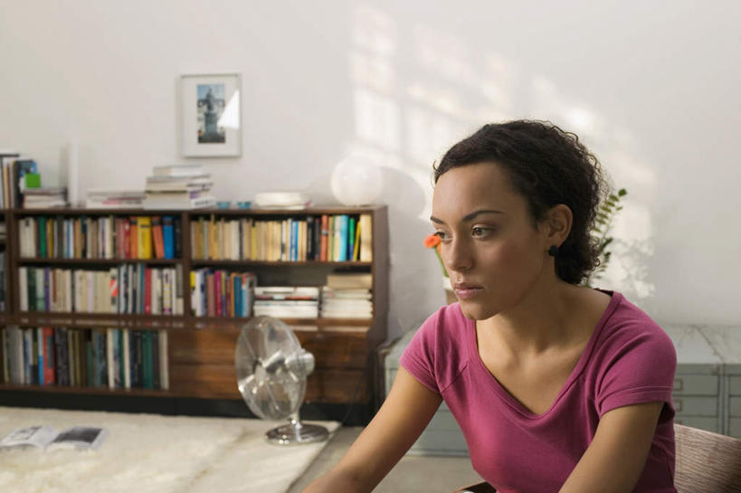 西方人,一个人,坐,横图,室内,白天,正面,地毯,柜子,欧洲,欧洲人,仅一个年轻女性,仅一个女性,仅一个人,服装,装饰,编织,电器,手工艺品,风扇,织物,夏季,储物柜,清凉,注视,凉爽,衣服,工艺品,书柜,夏天,观察,看,服饰,电风扇,观看,电扇,华丽,修饰,点缀,察看,家电,家用电器,衣着,储存,穿着,关注,衬托,美观,雅致,雅观,衣饰,储备,蕴藏,贮备,年轻女性,女人,女性,白种人,坐着,半身,彩图,贮存,小家电