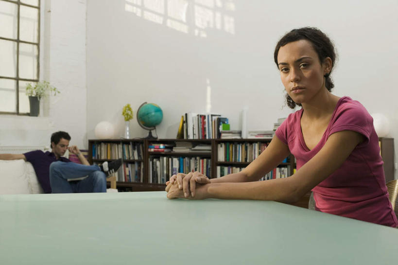 西方人,两个人,家庭,夫妻,坐,横图,室内,白天,正面,爱情,仪器,海洋,餐桌,柜子,桌子,地图,欧洲,欧洲人,服装,网格,地球仪,线条,世界地图,地球,陆地,储物柜,浪漫,全球,注视,球,衣服,经纬线,模型,书柜,观察,看,球体,温暖,温馨,一家人,恩爱,恋人,地理,国家,服饰,餐台,观看,大陆,和睦,察看,世界,衣着,储存,穿着,关注,纬线,版图,经线,经纬仪,地理学,衣饰,储备,蕴藏,贮备,男人,男性,年轻男性,年轻女性,女人,女性,白种人,情侣,坐着,半身,彩图,伴侣,融洽,贮存,大洋,大洲